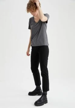 DeFacto Slim Fit - Straight Leg Jeans - Black 7 DeFacto Slim Fit - Straight Leg Jeans - Black -DeFacto 030849ba729c421a9f0a994f534825a6