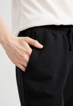 DeFacto Regular Fit - Trainingsbroek - Black -DeFacto 07b34ad110744da9bd34d0b8488842c8