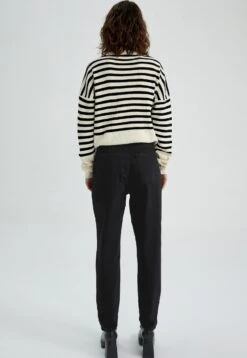 DeFacto Slim Fit Jeans - Black 8 DeFacto Slim Fit Jeans - Black -DeFacto 0a02c63eccc04cba817a86379cb84efa