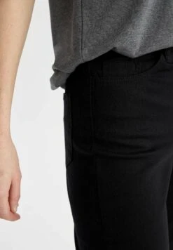 DeFacto Slim Fit - Straight Leg Jeans - Black 9 DeFacto Slim Fit - Straight Leg Jeans - Black -DeFacto 43fdbdc530a643b7992595c6f03c21d2