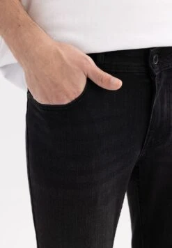 DeFacto Pedro - Slim Fit Jeans - Black -DeFacto 457cfaf4e4f34a18ac4b7efd45377904