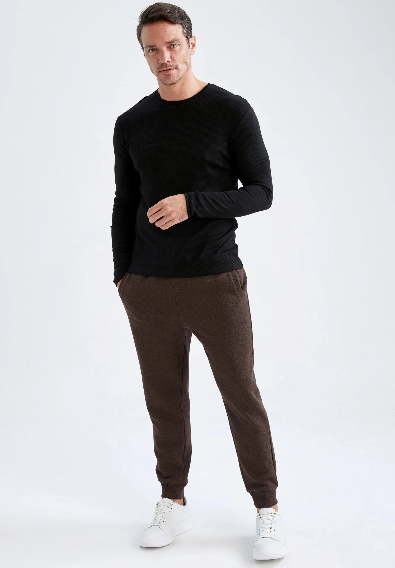 DeFacto Regular Fit- Trainingsbroek - Brown 4 DeFacto Regular Fit- Trainingsbroek - Brown - Afbeelding 2