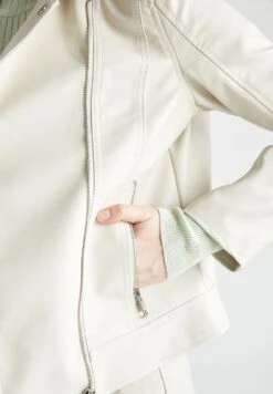 DeFacto Regular Fit- Imitatieleren Jas - Beige -DeFacto 4bcc79259c2646489e8c2e59770804f2