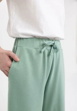 DeFacto Regular Fit - Shorts - Green -DeFacto 6ce87a74a2a44249b6ec7d43843e5bf7