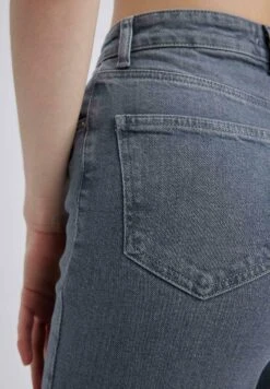 DeFacto Vintage Straight - Slim Fit Jeans - Grey 9 DeFacto Vintage Straight - Slim Fit Jeans - Grey -DeFacto 84088d1a65604231ac813f76d1cf6950