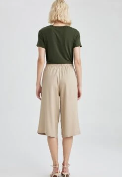 DeFacto Capri - Shorts - Beige -DeFacto a7af83aeea244902aafe811721da9766