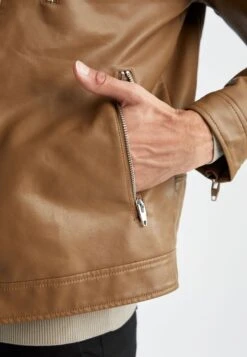 DeFacto Slim Fit - Imitatieleren Jas - Brown 10 DeFacto Slim Fit - Imitatieleren Jas - Brown -DeFacto b80baa9ea3844608aebcdca11aa2c8f1